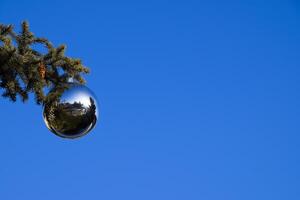 Dekorationen Neu Jahr Baum. Lametta und Spielzeuge, Bälle und andere Dekorationen auf das Weihnachten Weihnachten Baum Stehen im das öffnen Luft. foto