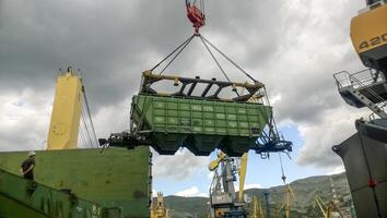 industriell Seehafen. das Drehung von das Auto mit Korn mit ein Turm Kran foto