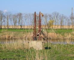 Stahl Brücke und Gas Pipeline durch Bewässerung Kanal. foto