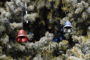 Dekorationen Neu Jahr Baum. Lametta und Spielzeuge, Bälle und andere Dekorationen auf das Weihnachten Weihnachten Baum Stehen im das öffnen Luft. foto