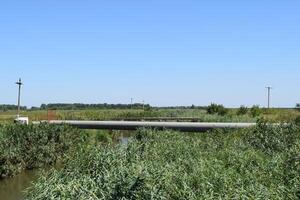 das Gas Pipeline durch das klein Fluss foto