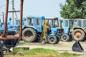 Traktor, Stehen im ein Reihe. landwirtschaftlich Maschinen. foto