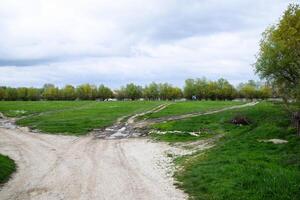 das Gabel von mehrere Schmutz Straßen in der Nähe von Fluss. foto