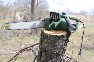 gesägt elektrisch Sägen Baum foto