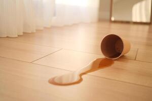 Sanft Getränke oder Flüssigkeit verschüttet auf ein Fußboden , foto