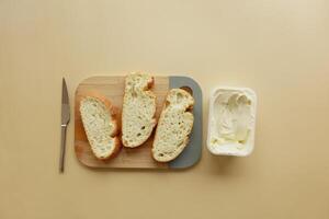 frisch Butter im ein Container mit Brot foto