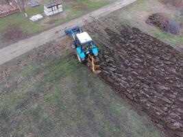 Traktor Pflügen das Garten. Pflügen das Boden im das Garten foto