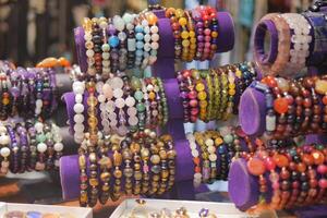 Armbänder mit Perlen, gelegt aus im das Straße Markt im das Sonne. foto