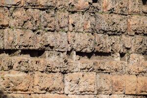 das Mauer in der Nähe von das Tor von Hadrian, das Textur von das Stein Wände von uralt Stein Blöcke. foto