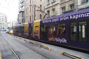 Truthahn Istanbul 1 Juni 2023. t1 Straßenbahn beim Eminonu mit Menschen Kreuzung das Straße foto