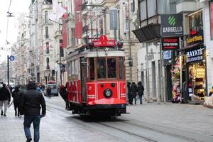 Truthahn Istanbul 12 kann 2023. nostalgisch rot Straßenbahn im Taksim Quadrat.. foto