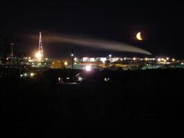 Nacht Salechard. Nacht Stadt im bunt Beleuchtung. Salekhard ist das foto