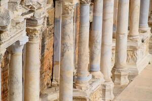 Säulen auf das Bühne von das Amphitheater. uralt Antiquität Amphitheater im Stadt von Hierapolis im Truthahn. foto