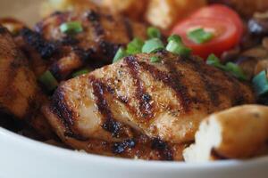 Grill Hähnchen Fleisch serviert mit Salat auf ein Teller foto