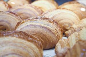 frisch gebacken Croissant im ein Bäckerei foto