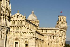 pisa Kathedrale Platz mit Grün Gras auf ein Wiese und klar Blau Himmel auf das Hintergrund foto