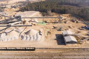 Antenne Aussicht von Opencast Bergbau Steinbruch. industriell Platz Aussicht von über foto