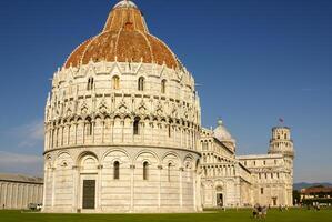 pisa Kathedrale Platz mit Grün Gras auf ein Wiese und klar Blau Himmel auf das Hintergrund foto