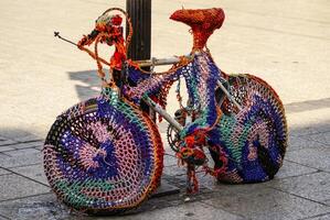 dekorativ Fahrrad ruhen auf ein Bürgersteig foto