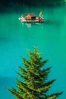 schöne Aussicht Bergsee. steg, malbun in lichtenstein, europa foto