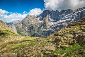 schön Landschaft von Pyrenäen Berge mit berühmt Kreis de Gavarnie im Hintergrund. foto