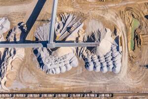 Antenne Aussicht von Opencast Bergbau Steinbruch. industriell Platz Aussicht von über foto