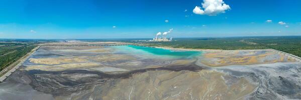 Oberfläche Kohle Bergbau und Leistung Bahnhof im Polen. zerstört Land. Aussicht von über. surrealistisch Landschaft. foto