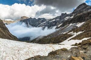 szenisch Aussicht von berühmt Kreis de Gavarnie mit Gavarnie fallen im Pyrenäen National Park. foto