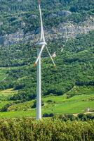 Windmühle, Gruppe ausgerichteter Windmühlen zur Alternative zur Stromerzeugung foto