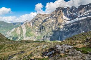 szenisch Aussicht von berühmt Kreis de Gavarnie mit Gavarnie fallen im Pyrenäen National Park. foto