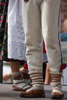 horizontal Farbe Bild von weiblich Polieren Tänzer im traditionell Folklore Kostüme auf Bühne foto