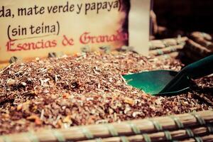 Gewürze, Saat und Tee verkauft im ein traditionell Markt im Granada, Spanien foto