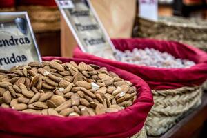 Gewürze, Saat und Tee verkauft im ein traditionell Markt im Granada, Spanien foto