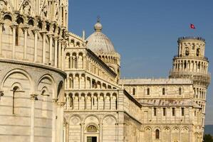 pisa Kathedrale Platz mit Grün Gras auf ein Wiese und klar Blau Himmel auf das Hintergrund foto