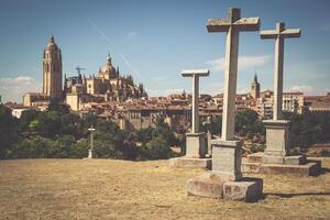 Segovia, Spanien. Panorama- Aussicht von das historisch Stadt von Segovia Horizont mit catedral de Santa Maria de Segovia, Castilla y Leon. foto