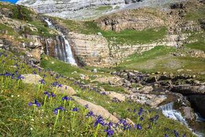 Wasserfall de cotatuero unter monte Perdido beim ordesa Senke Aragon Huesca Pyrenäen von Spanien foto