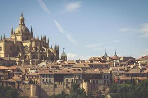 Segovia, Spanien. Panorama- Aussicht von das historisch Stadt von Segovia Horizont mit catedral de Santa Maria de Segovia, Castilla y Leon. foto