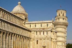 pisa Kathedrale Platz mit Grün Gras auf ein Wiese und klar Blau Himmel auf das Hintergrund foto