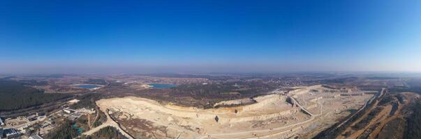 Antenne Aussicht von Opencast Bergbau Steinbruch. industriell Platz Aussicht von über foto