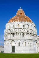 pisa Kathedrale Platz mit Grün Gras auf ein Wiese und klar Blau Himmel auf das Hintergrund foto