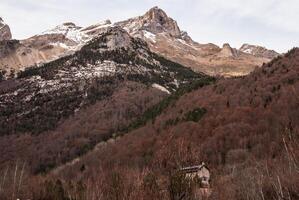 Zinnen im Anisclo-Tal, Ordesa-Nationalpark, Pyrenäen, Huesca, Aragon, Spanien foto