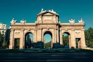 das berühmt puerta de alcala beim Unabhängigkeit Platz - - Madrid Spanien foto
