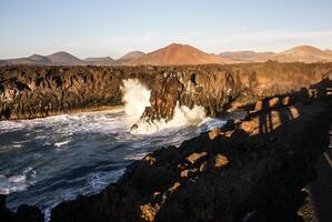 los hervideros, Lanzarote, Kanarienvogel Inseln. das Platz wo Lava war gehen zu das Ozean foto