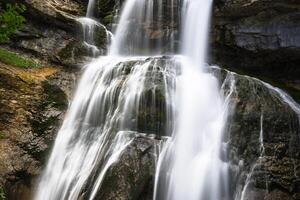 Kaskade de la Cueva Wasserfall im ordesa Senke Pyrenäen Huesca Spanien Arazas Fluss foto