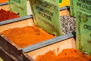 Gewürze Geschäft beim das orientalisch Markt im Granada, Spanien foto