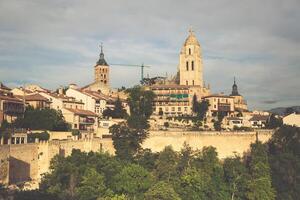 Segovia, Spanien. Panorama- Aussicht von das historisch Stadt von Segovia Horizont mit catedral de Santa Maria de Segovia, Castilla y Leon. foto