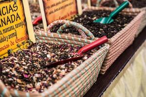 Gewürze Geschäft beim das orientalisch Markt im Granada, Spanien foto