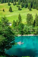 schöne Aussicht Bergsee. steg, malbun in lichtenstein, europa foto