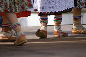 horizontal Farbe Bild von weiblich Polieren Tänzer im traditionell Folklore Kostüme auf Bühne foto