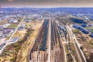 Ladung Züge. Antenne Aussicht von bunt Fracht Züge auf das Eisenbahn Bahnhof. Wagen mit Waren auf Eisenbahn.Antenne Aussicht foto